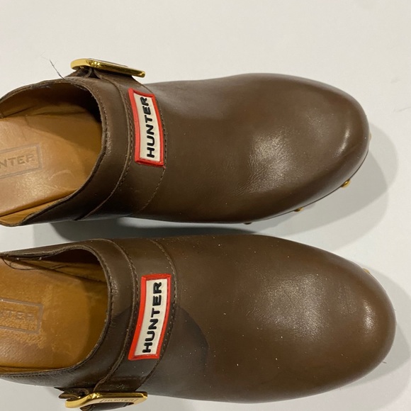 Hunter leather cognac women’s gold studded clogs - Picture 8 of 15